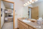 Bunkroom en Suite with Tub/Shower Combo